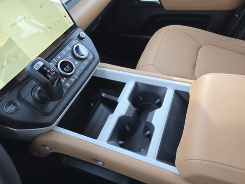 New 2026 Land Rover Defender 130 X-Dynamic SE image 25