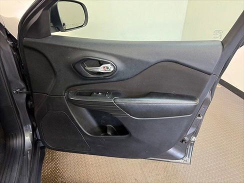 Used 2016 Jeep Cherokee Latitude w/ Cold Weather Group image 31