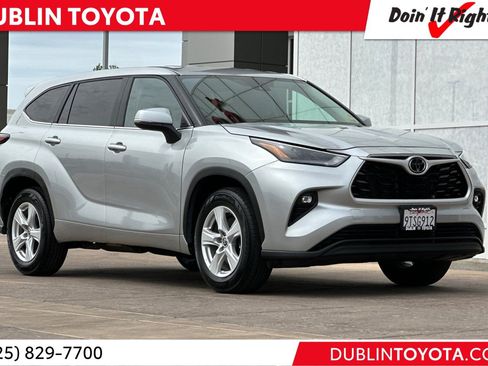 Used 2025 Toyota Highlander LE image 1