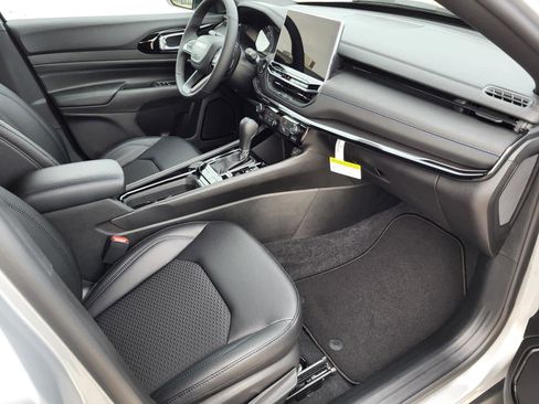 New 2026 Jeep Compass Latitude image 9