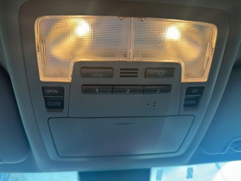 Used 2019 Toyota Highlander XLE AWD/4WD image 23
