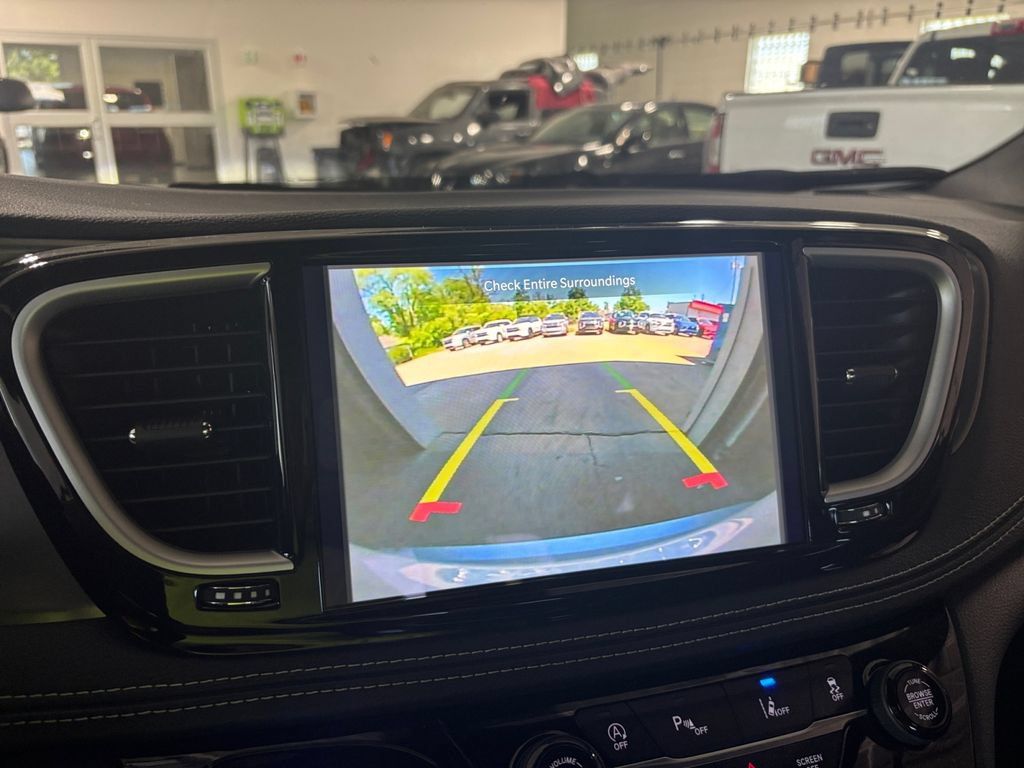 New 2026 Chrysler Pacifica Select FWD image 18