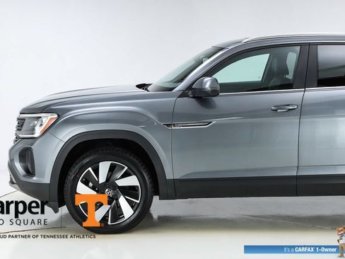 Used 2024 Volkswagen Atlas Cross Sport SE w/ Panoramic Sunroof Package FWD image 3