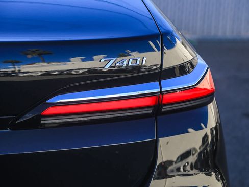 Certified 2025 BMW 740i image 7