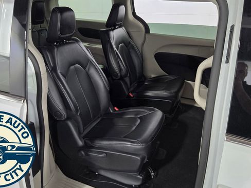 Used 2023 Chrysler Pacifica Touring-L FWD image 38