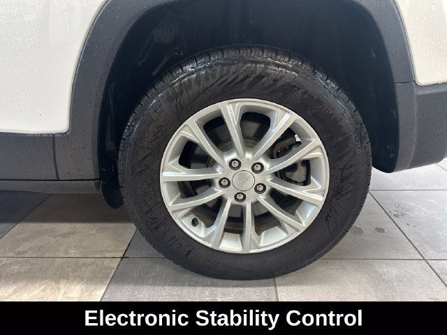 Used 2019 Jeep Cherokee Latitude w/ Popular Appearance Group AWD/4WD image 5