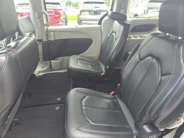 Used 2019 Chrysler Pacifica Touring-L w/ Advanced Safetytec Group FWD image 14