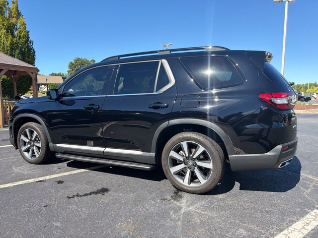 Used 2025 Honda Pilot Touring image 11
