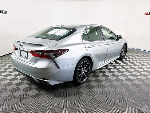 Used 2023 Toyota Camry SE image 3