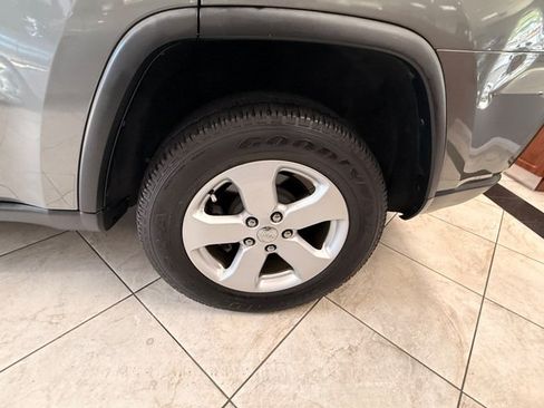 Used 2012 Jeep Grand Cherokee Laredo AWD/4WD image 18