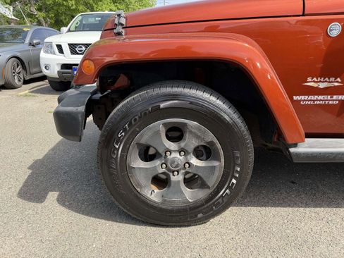 Used 2014 Jeep Wrangler Unlimited Sahara w/ Dual Top Group AWD/4WD image 4