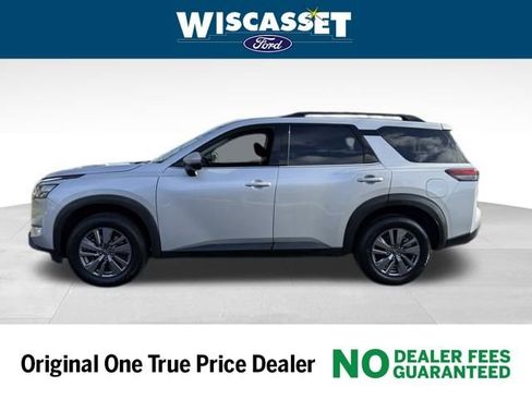 Used 2024 Nissan Pathfinder SV image 2