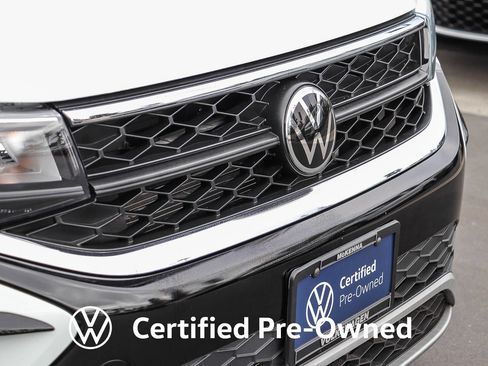 Used 2023 Volkswagen Taos SE w/ Panoramic Sunroof Package FWD image 6