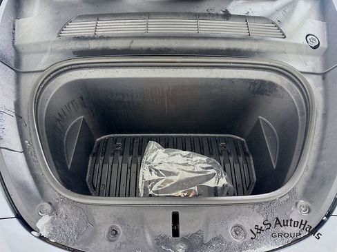 Used 2023 Tesla Model Y Long Range image 37