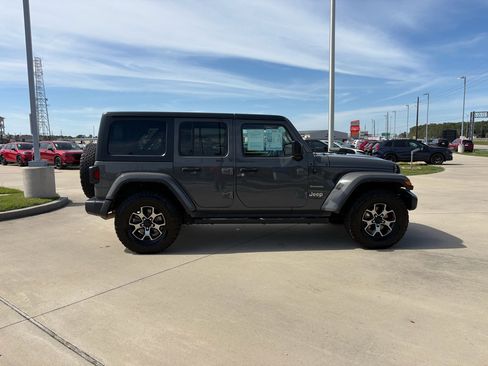 Used 2018 Jeep Wrangler Unlimited Sahara AWD/4WD image 7