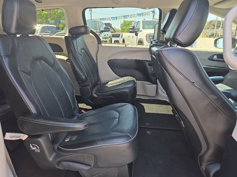 Used 2020 Chrysler Pacifica Limited FWD image 15
