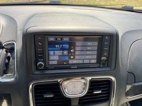 Used 2015 Chrysler Town & Country Touring image 20