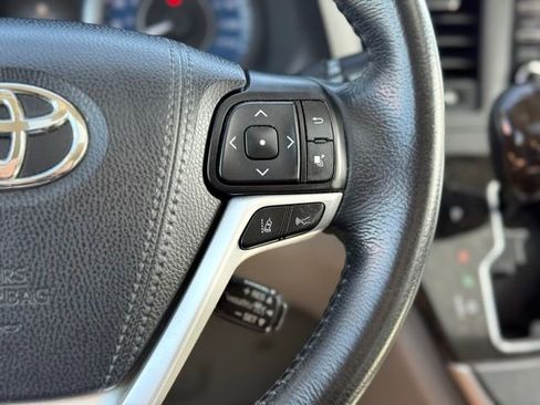 Used 2020 Toyota Sienna XLE w/ XLE Navigation Package FWD image 18