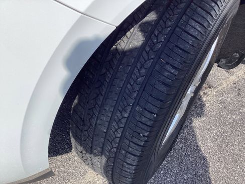 Used 2021 Buick Enclave Essence image 10