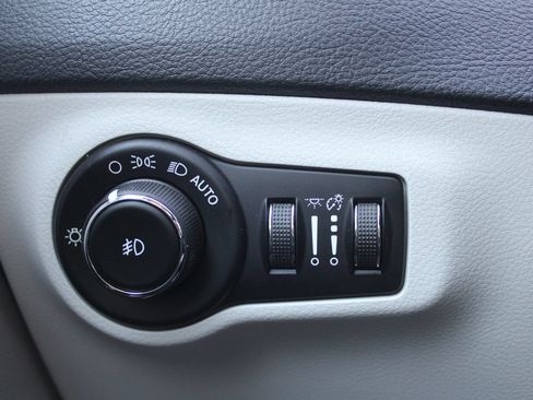 Used 2018 Jeep Compass Limited w/ Navigation Group AWD/4WD image 25