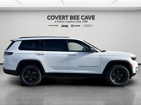 New 2025 Jeep Grand Cherokee L Laredo image 11