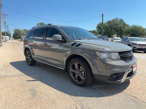 Used 2020 Dodge Journey Crossroad w/ Popular Equipment Group FWD image 4