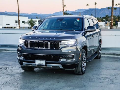 Certified 2024 Jeep Wagoneer L Series II w/ Flexible Seating Group image 4