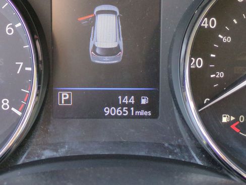 Used 2018 Nissan Rogue SV image 14