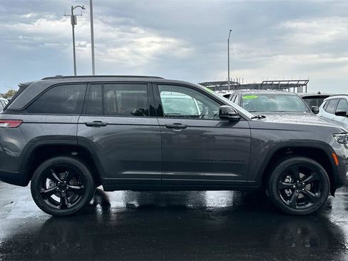 New 2025 Jeep Grand Cherokee Altitude image 3