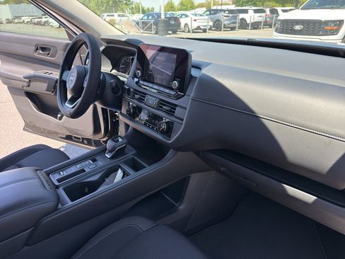 Used 2025 Nissan Pathfinder S FWD image 30