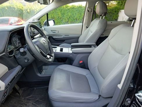 Used 2023 Toyota Sienna Limited AWD/4WD image 20