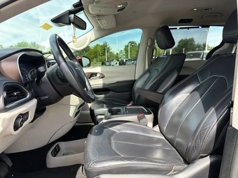 Used 2017 Chrysler Pacifica Touring-L Plus w/ Advanced Safetytec Group FWD image 28