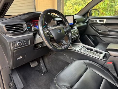 Used 2020 Ford Explorer XLT w/ Equipment Group 202A AWD/4WD image 11