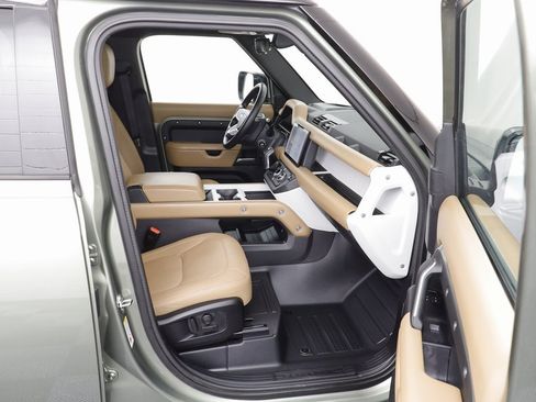 Used 2025 Land Rover Defender 110 S image 20