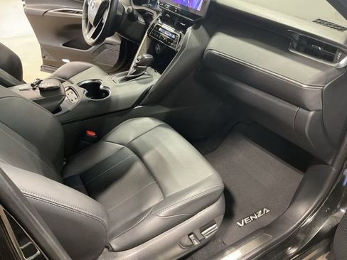 Used 2023 Toyota Venza Limited image 19
