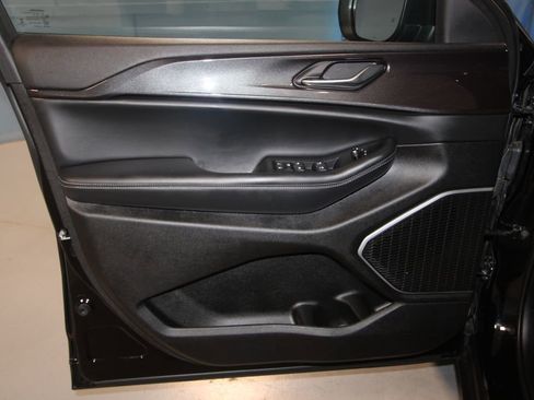 Used 2022 Jeep Grand Cherokee Laredo w/ Luxury Tech Group I image 5