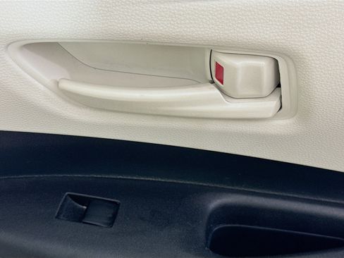 Used 2025 Toyota Corolla LE FWD image 29