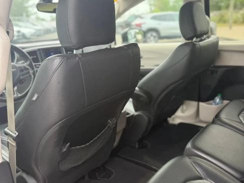 Used 2020 Chrysler Pacifica Touring-L FWD image 17