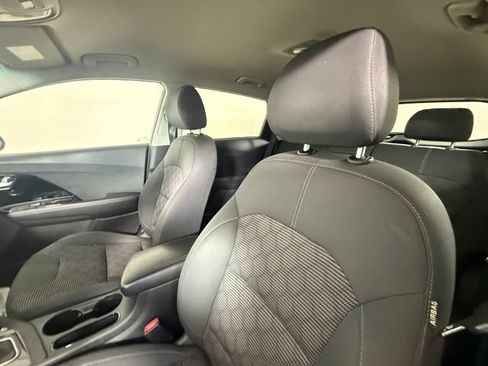 Used 2022 Kia Niro LXS FWD image 5