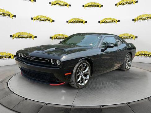 Used 2017 Dodge Challenger SXT RWD image 1