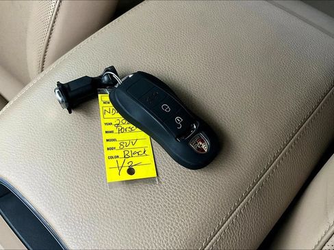 Used 2022 Porsche Cayenne AWD/4WD image 11