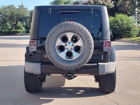 Used 2017 Jeep Wrangler Unlimited Sahara w/ Connectivity Group AWD/4WD image 4