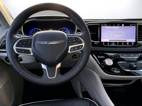 Certified 2023 Chrysler Pacifica Limited image 11