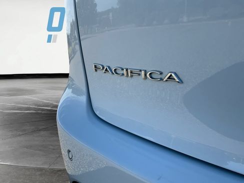Used 2024 Chrysler Pacifica Touring-L FWD image 23