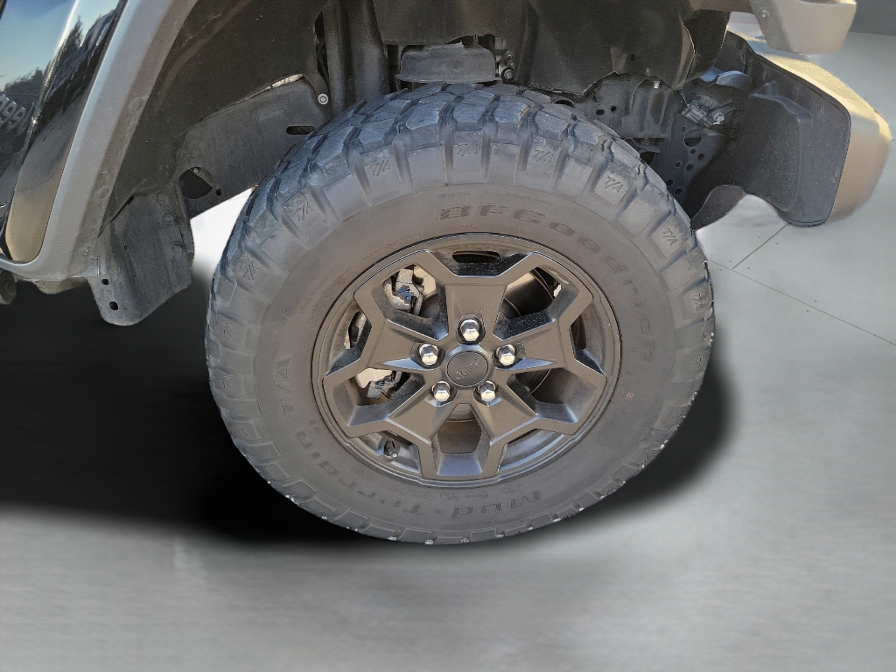 Certified 2023 Jeep Gladiator Sport AWD/4WD image 5