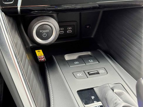 Used 2024 Toyota Venza XLE AWD/4WD image 25