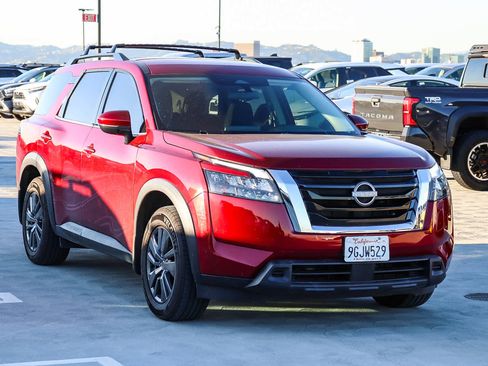 Used 2023 Nissan Pathfinder SV image 3