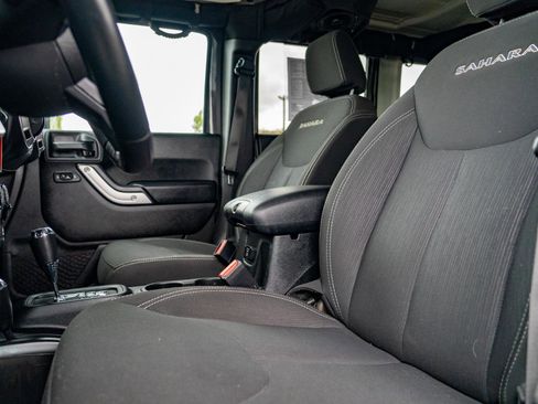 Used 2018 Jeep Wrangler Unlimited Sahara w/ Connectivity Group AWD/4WD image 22