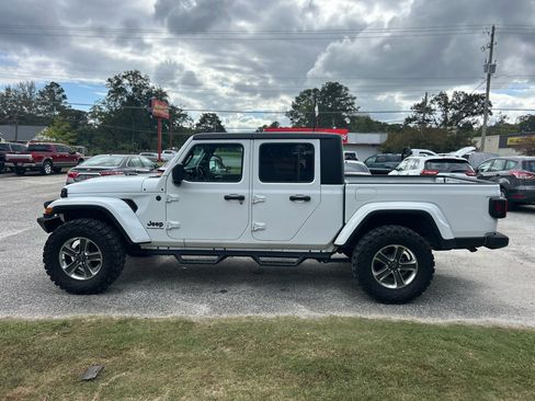 Used 2022 Jeep Gladiator Sport image 3