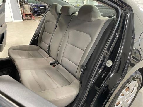 Used 2017 Hyundai Elantra SE FWD image 14